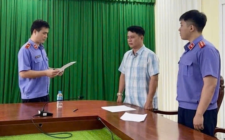 VKSND Tối cao phê chuẩn khởi tố 74 bị can làm sai lệch chỉ số quan trắc môi trường- Ảnh 3. Khởi tố, bắt tạm giam Phó Thủ trưởng Cơ quan CSĐT Công an huyện Trà Ôn, tỉnh Vĩnh Long (cũ) và điều tra viên