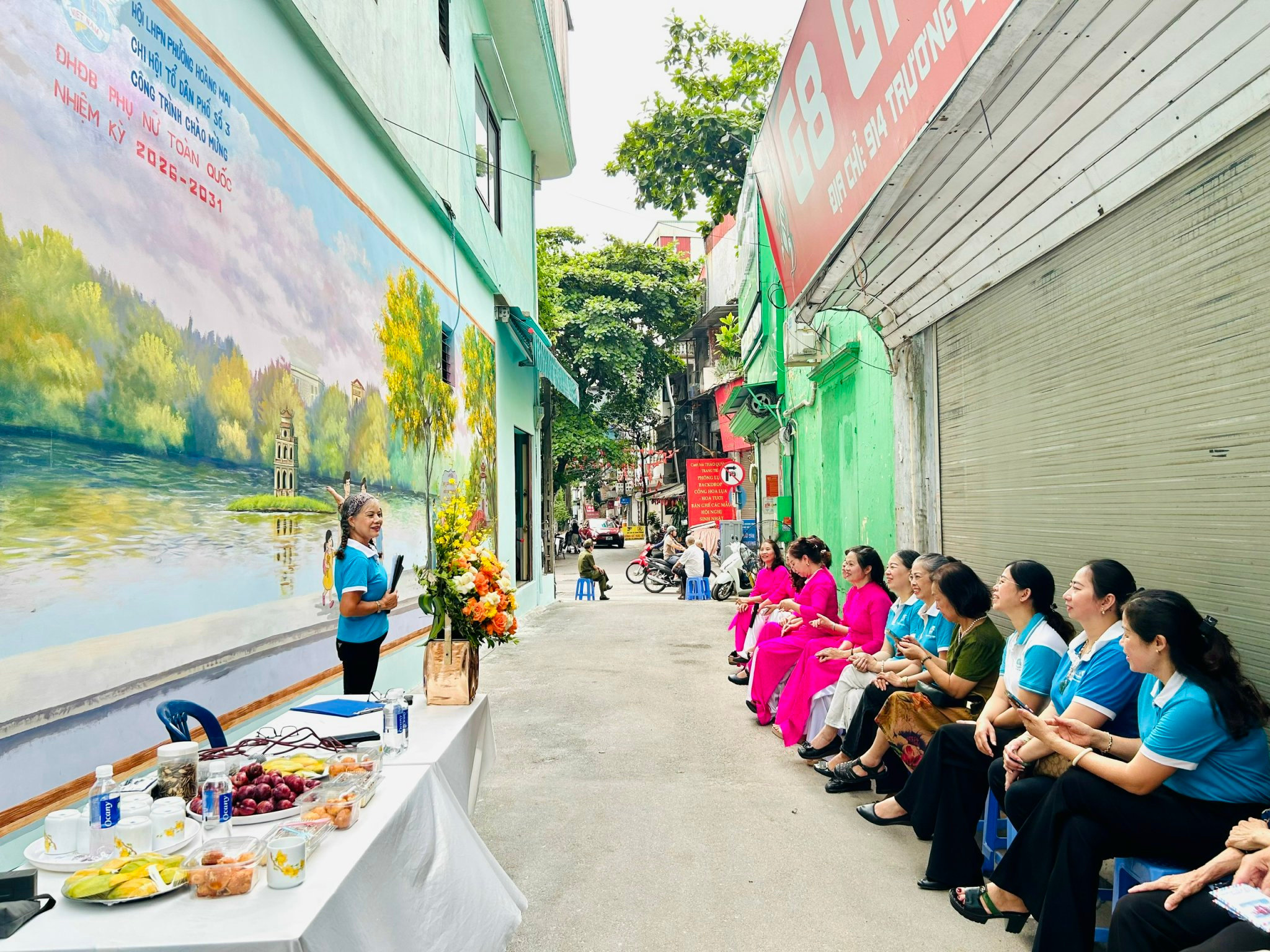 Phụ nữ Hoàng Mai mang không gian Hồ Gươm tô điểm ngõ phố Trương Định