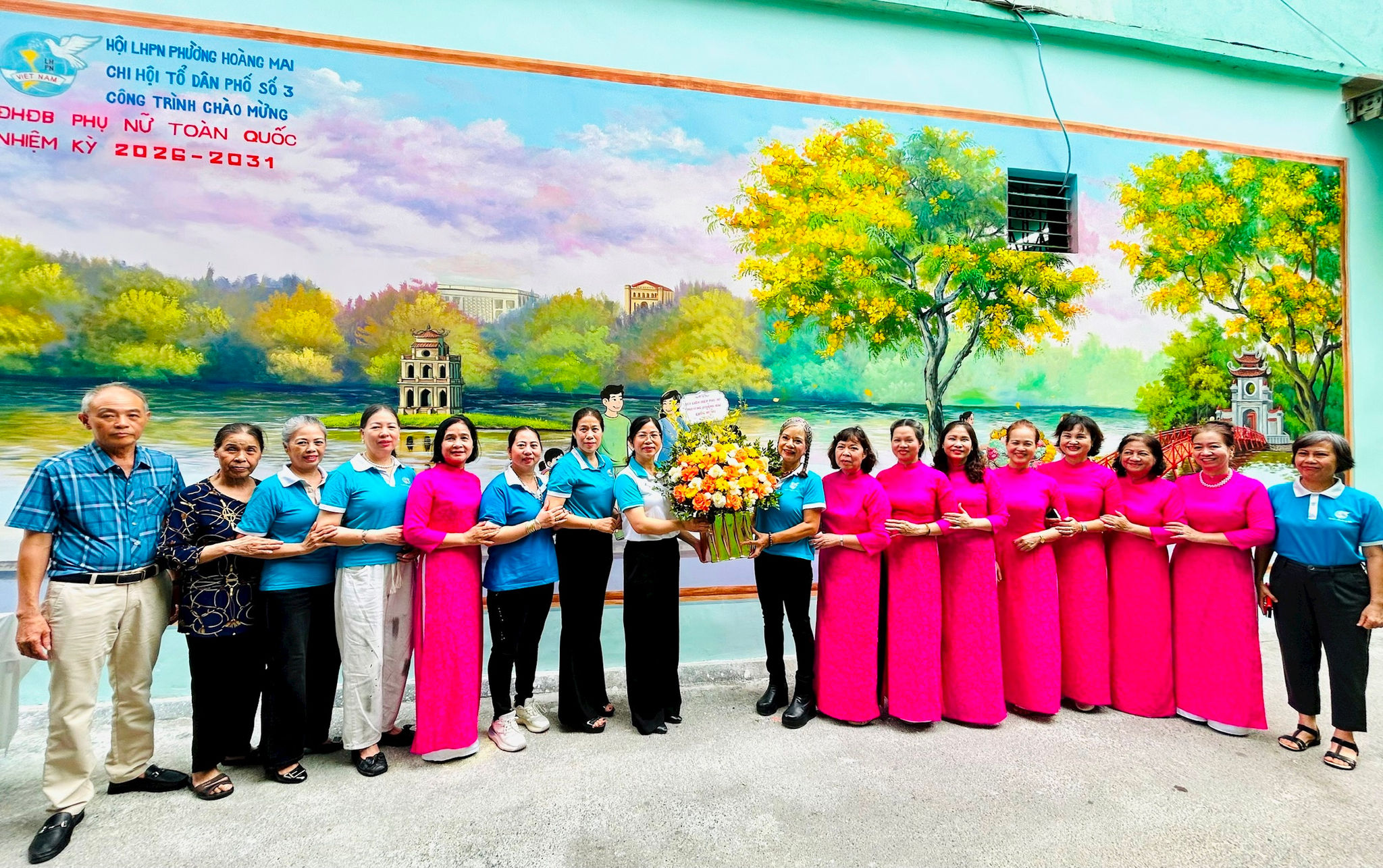 Chủ tịch Hội LHPN phường Hoàng Mai Nguyễn Thị Kim Thu tặng hoa chúc mừng Chi hội Phụ nữ TDP 15, 16 Giáp Bát. Ảnh: Trần Oanh.