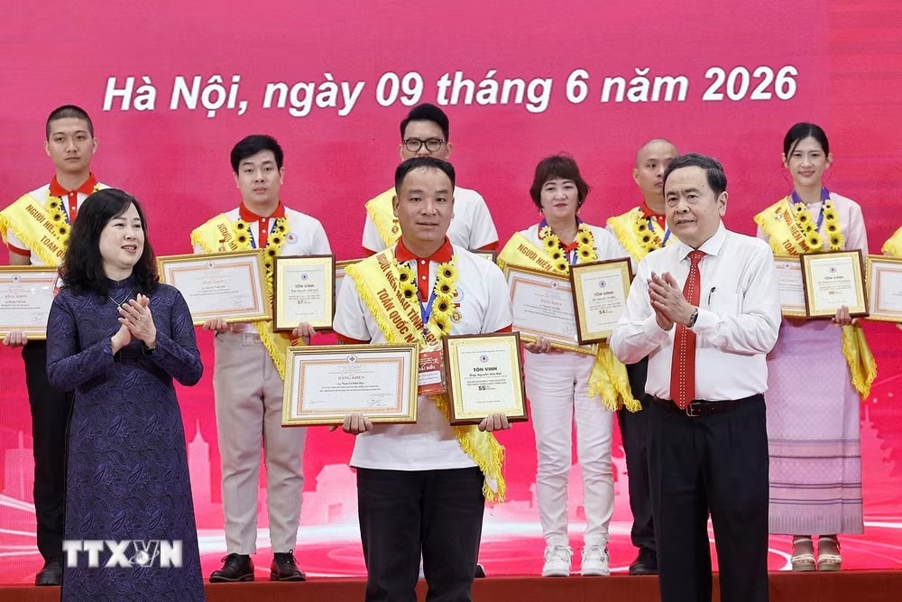 c0153046830489d5c49a-_ttxvn-chu-tich-quoc-hoi-du-le-ton-vinh-nguoi-hien-mau-tinh-nguyen-tieu-bieu-toan-quoc-0906-10.jpg