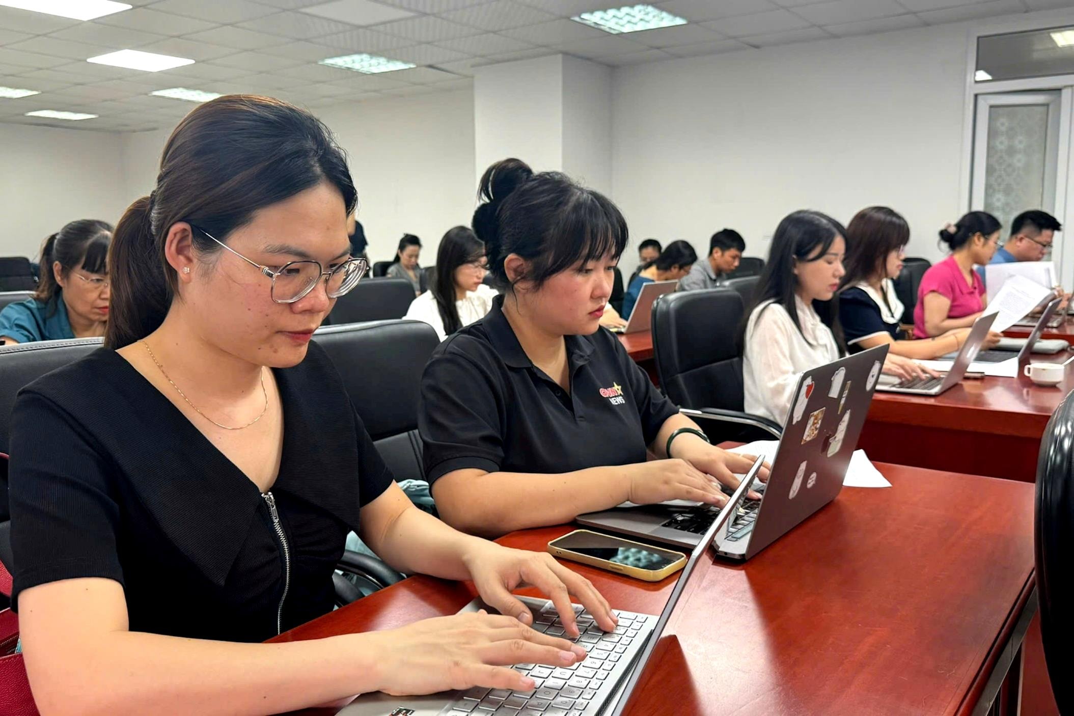 cac-nha-bao-tham-du-hop-bao.jpg