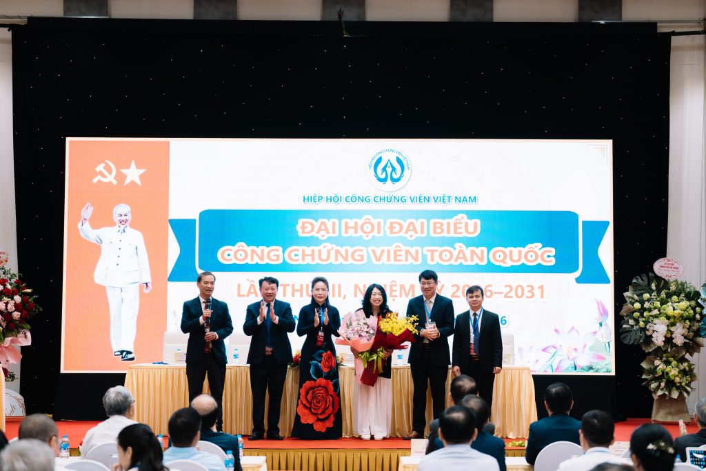 Hiệp hội công chứng viên Việt Nam trao tặng danh hiệu hội viên danh dự đầu tiên cho Nguyên cục trưởng Cục Bổ trợ tư pháp, Bộ tư pháp Đỗ Hoàng Yến: Sự tri ân từ trái tim