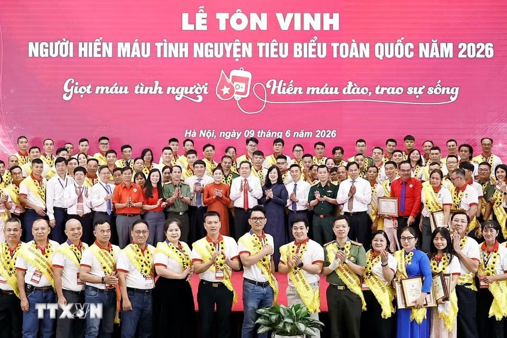 f5bdf19a963492b83562-_ttxvn-chu-tich-quoc-hoi-du-le-ton-vinh-nguoi-hien-mau-tinh-nguyen-tieu-bieu-toan-quoc-0906-13.jpg