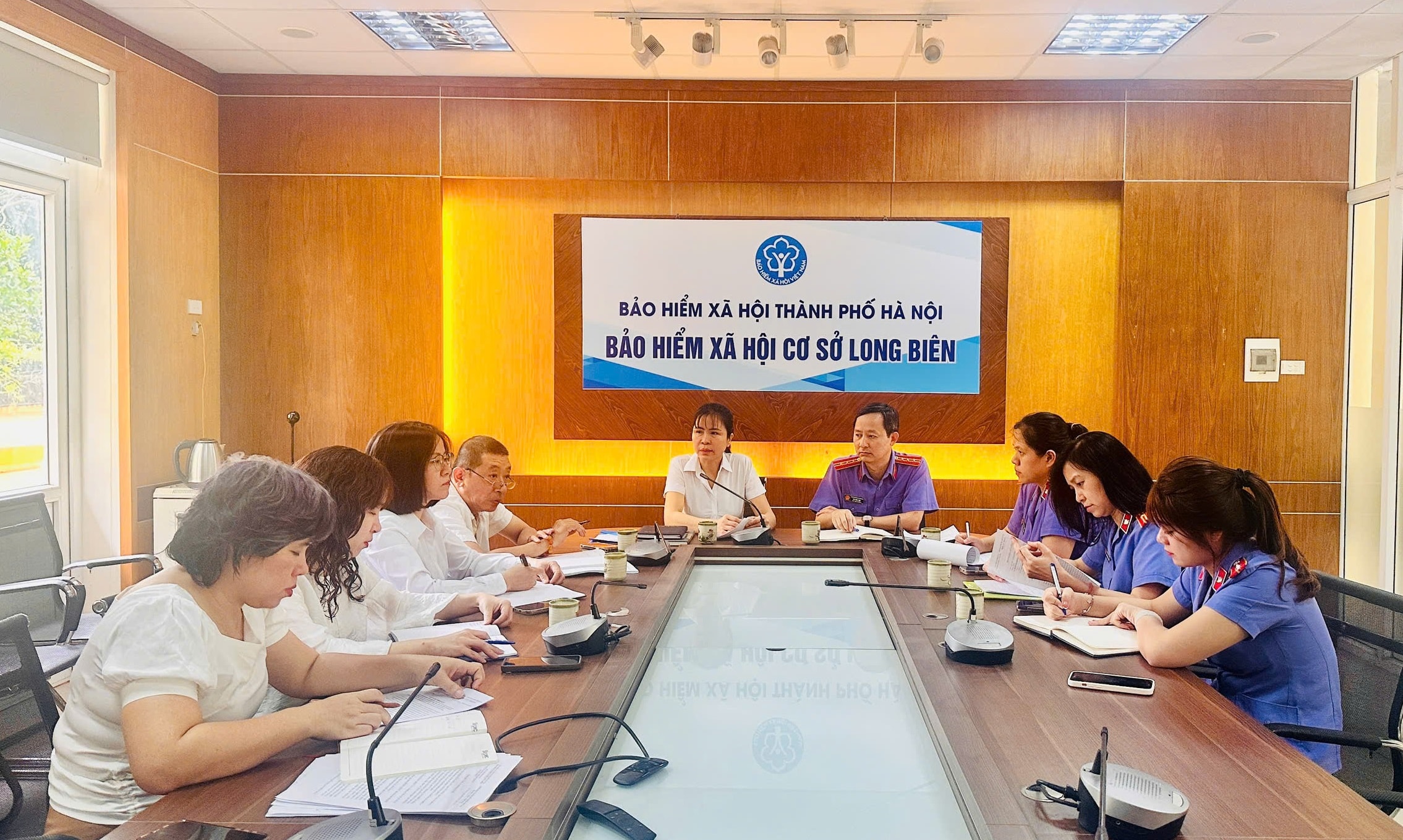 BHXH cơ sở Long Biên làm việc với Viện kiểm sát nhân dân khu vực 5 về công tác phối hợp đảm bảo quyền lợi người lao động trên địa bàn. Ảnh: PV