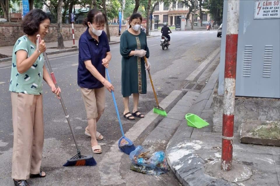 Những người phụ nữ bền bỉ làm đẹp phố phường