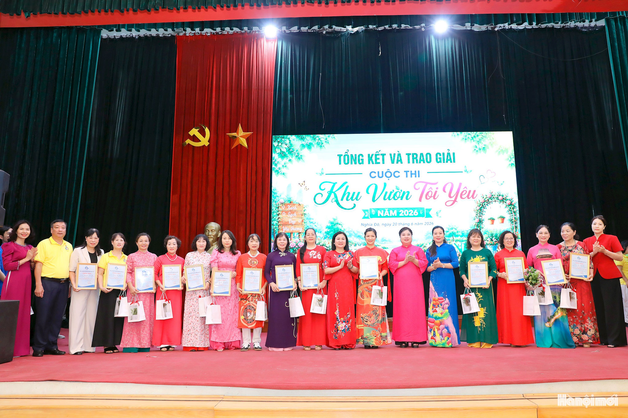 Trao giải cuộc thi “Khu vườn tôi yêu”. Ảnh: MT