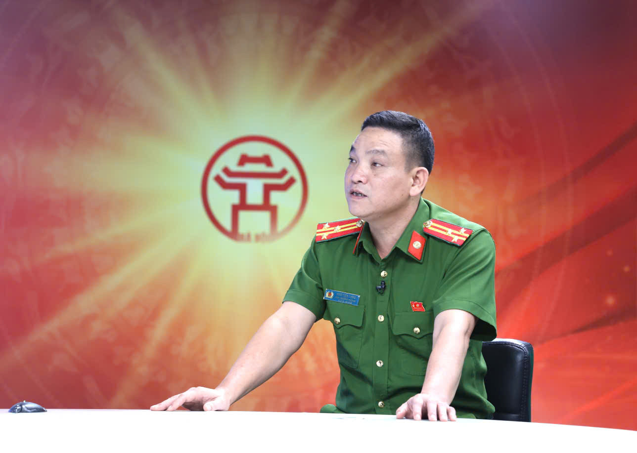 Thượng tá Ngô Tiến Long - Phó Trưởng phòng Cảnh sát PCCC và CNCH, CA TP Hà Nội trao đổi tại chương trình. Ảnh Thanh Hải
