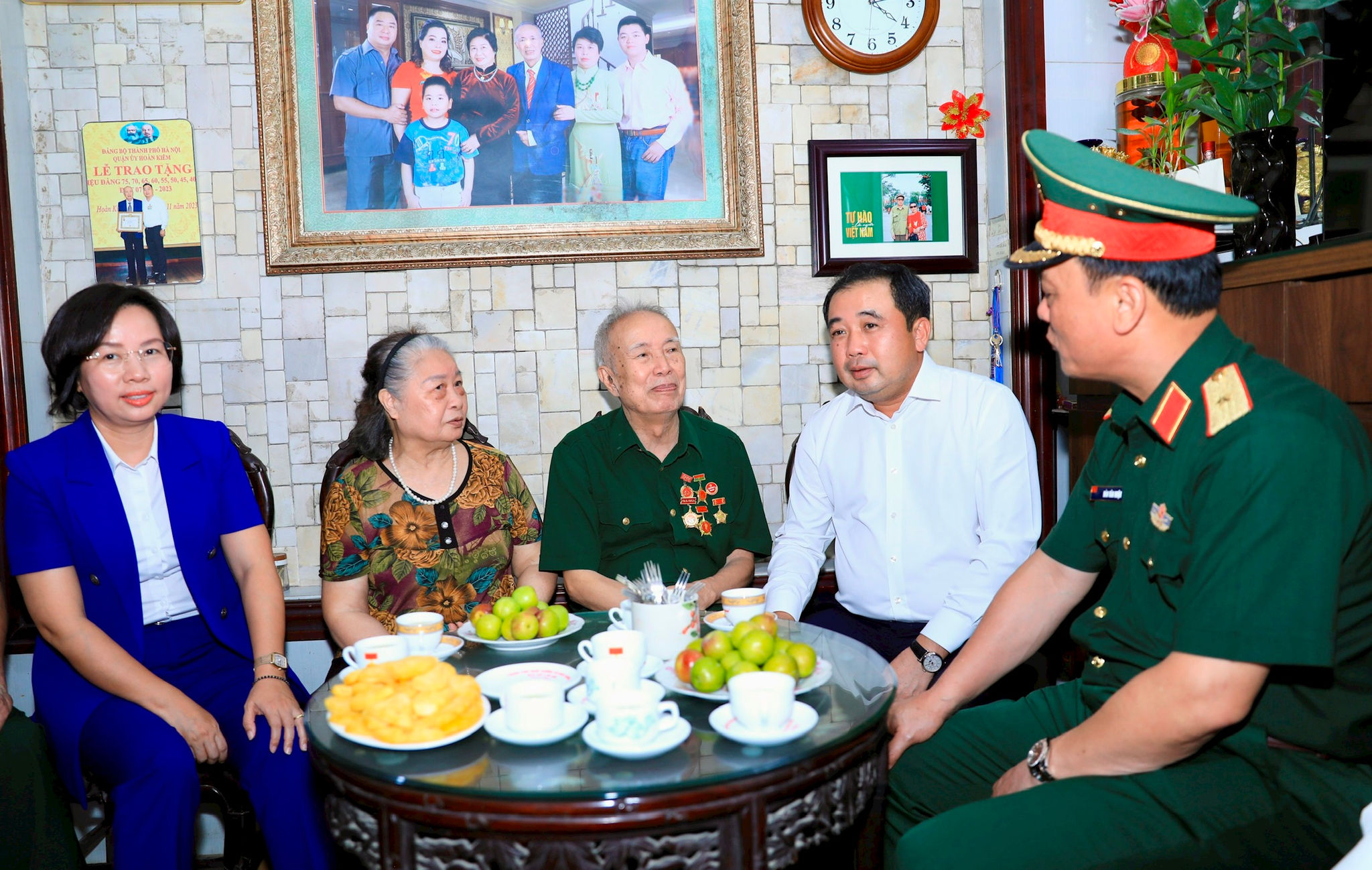 Bí thư Thành ủy Hà Nội Trần Đức Thắng thăm, tặng quà các thương binh tiêu biểu phường Hoàn Kiếm