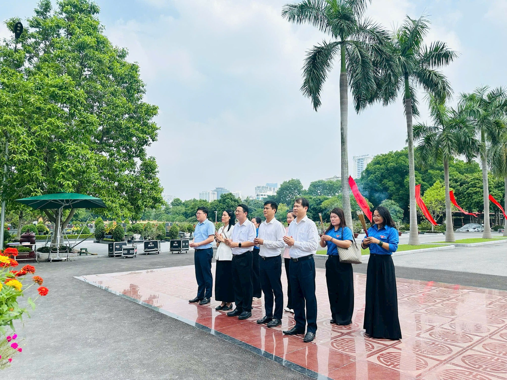 Ban Tuyên giáo và Dân vận Thành ủy Hà Nội tổ chức lễ dâng hương tri ân các Anh hùng liệt sĩ
