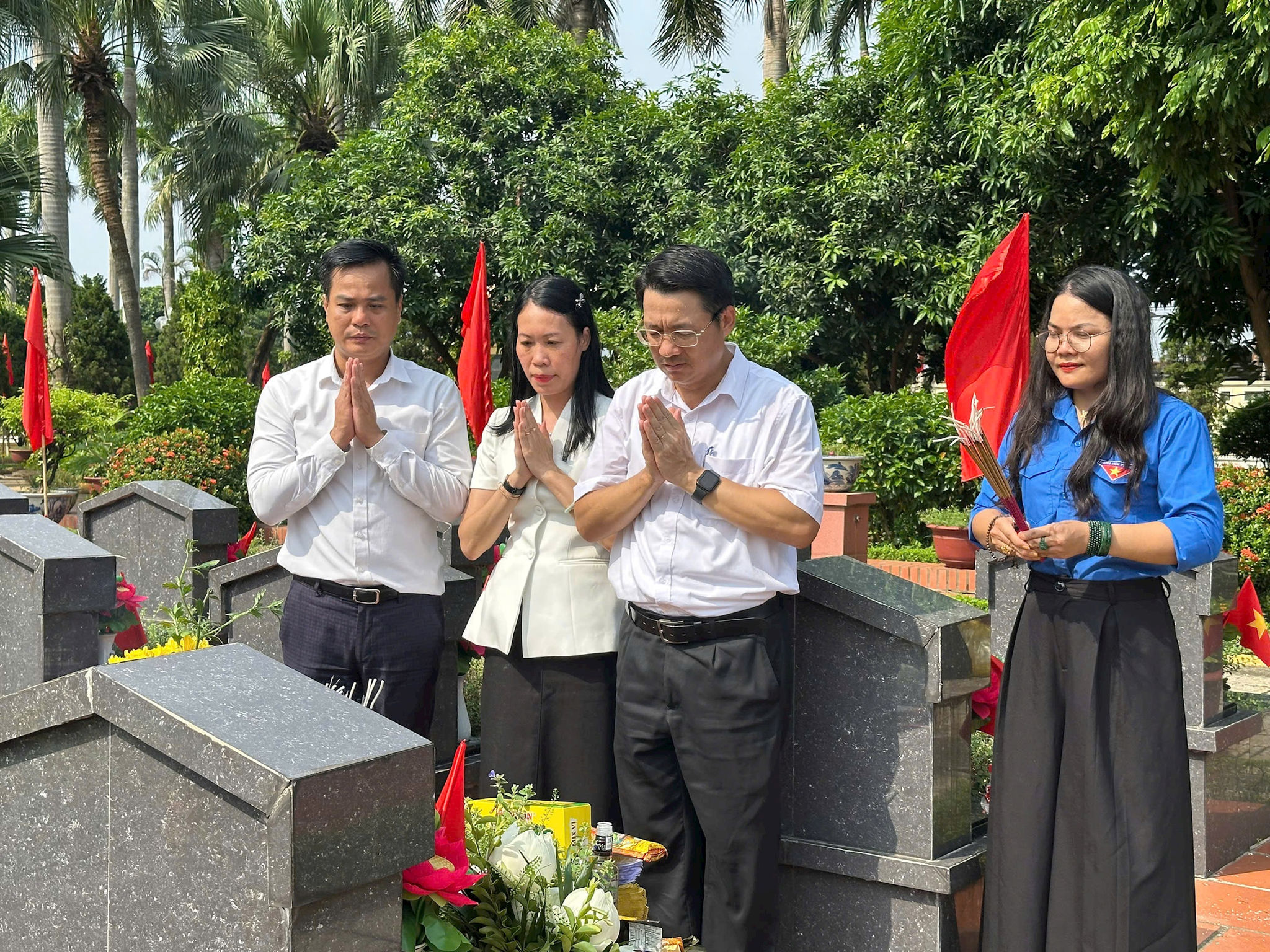Thành kính thắp nén tâm hương tri ân