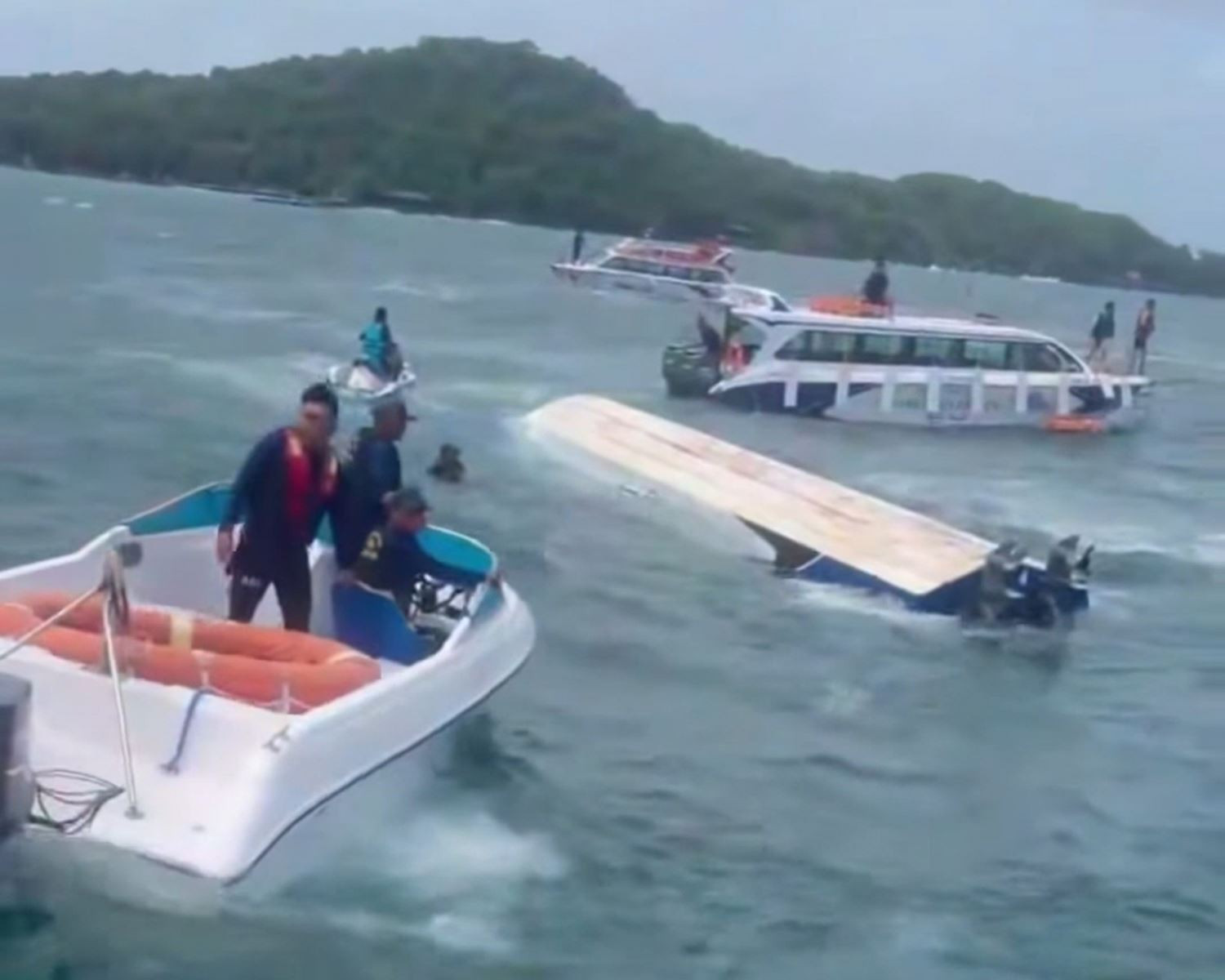 Khẩn trương cứu hộ, cứu nạn vụ lật cano du lịch ở Phú Quốc (An Giang)