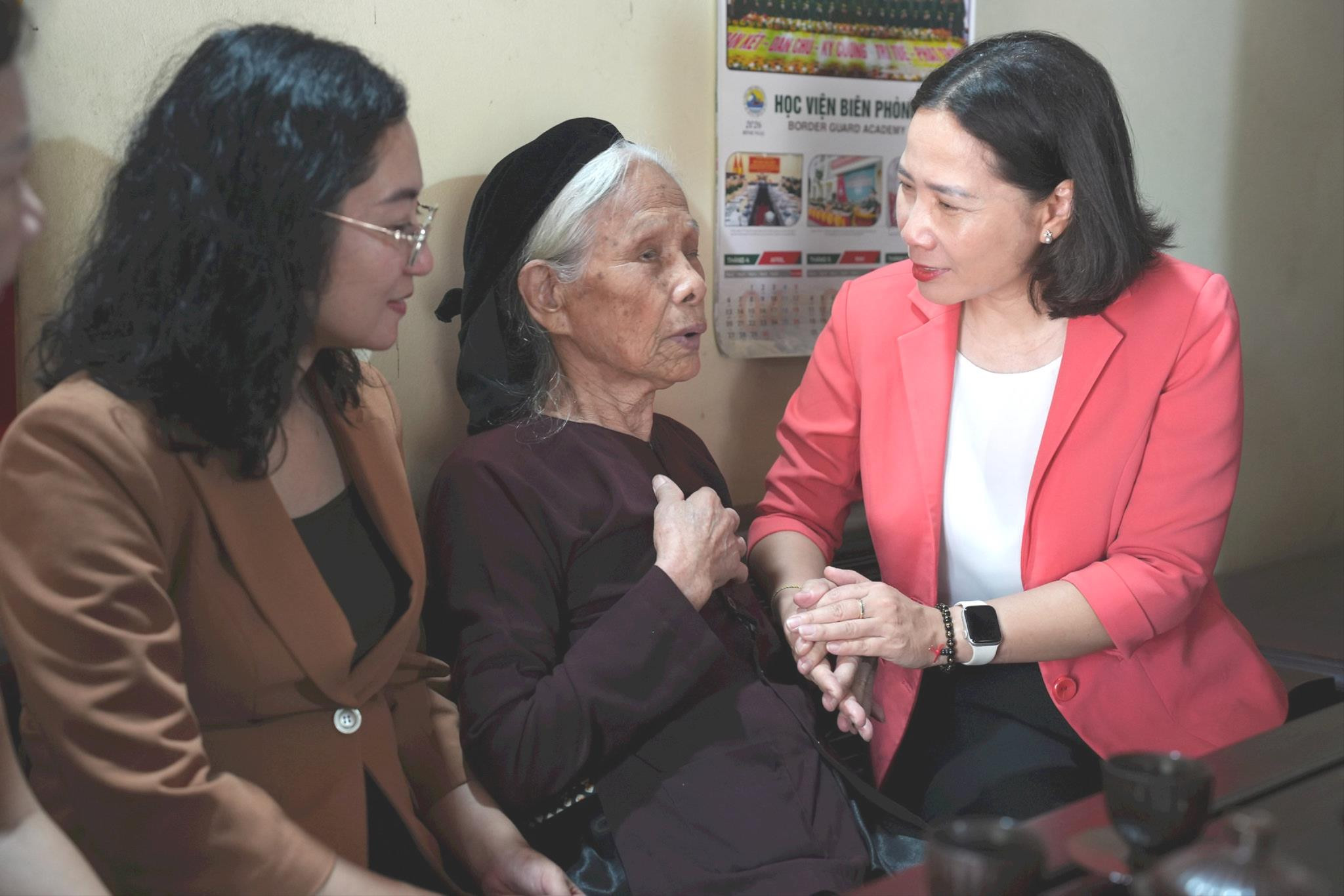 Lãnh đạo Hội Liên hiệp phụ nữ TP Hà Nội thăm, tri ân Bà mẹ Việt Nam Anh hùng và thân nhân liệt sĩ