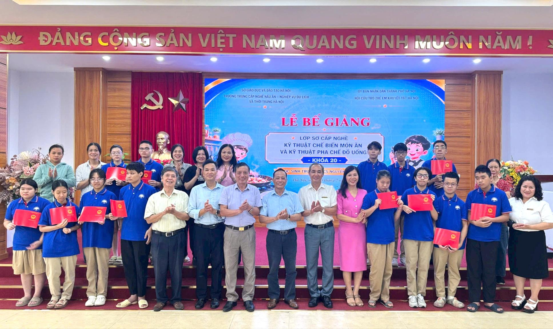 Khi trẻ khiếm thị làm chủ quầy pha chế, bếp ăn