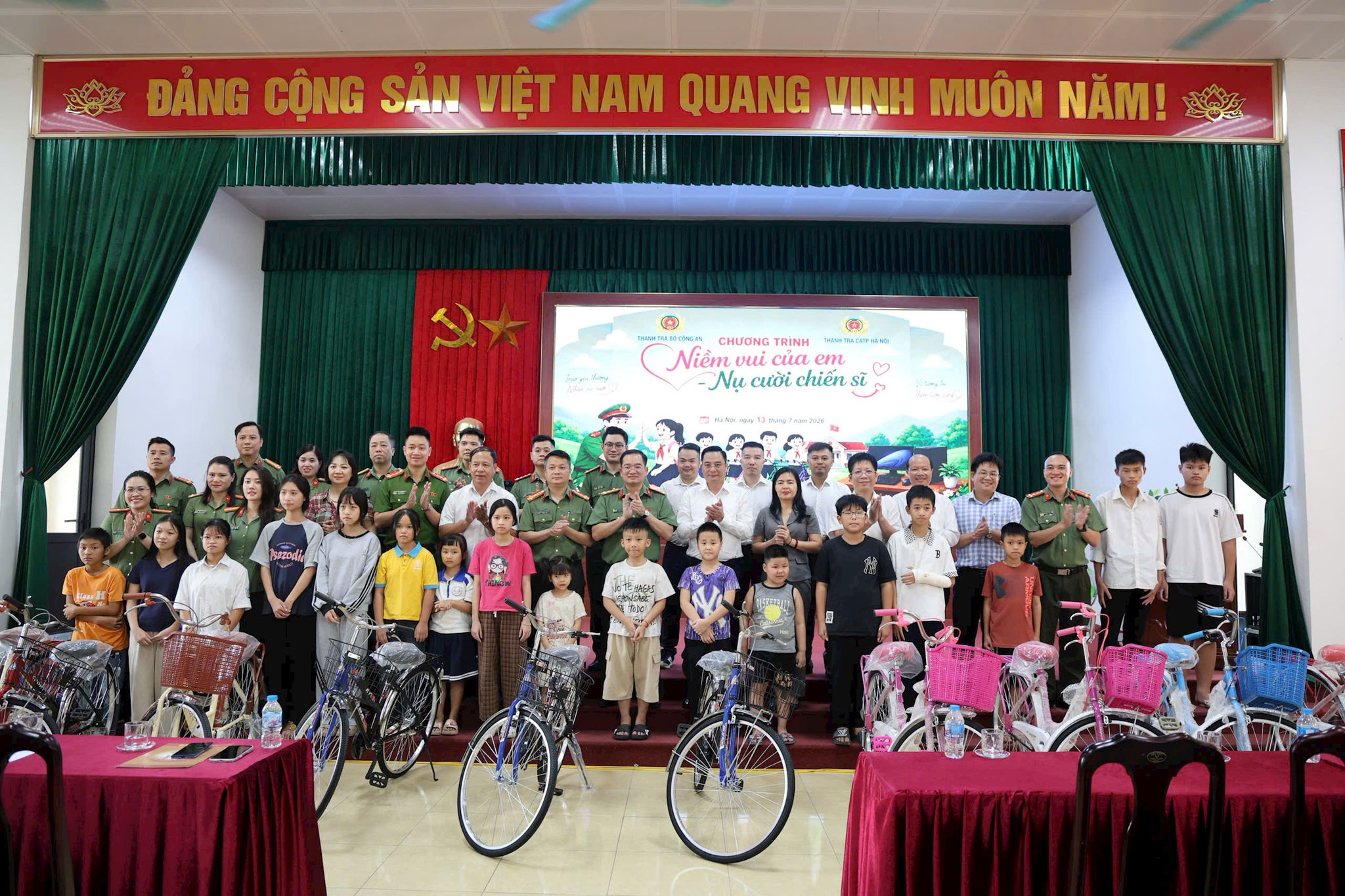 Công an thành phố Hà Nội đồng hành cùng xã Tam Hưng thực hiện tốt chính sách an sinh xã hội
