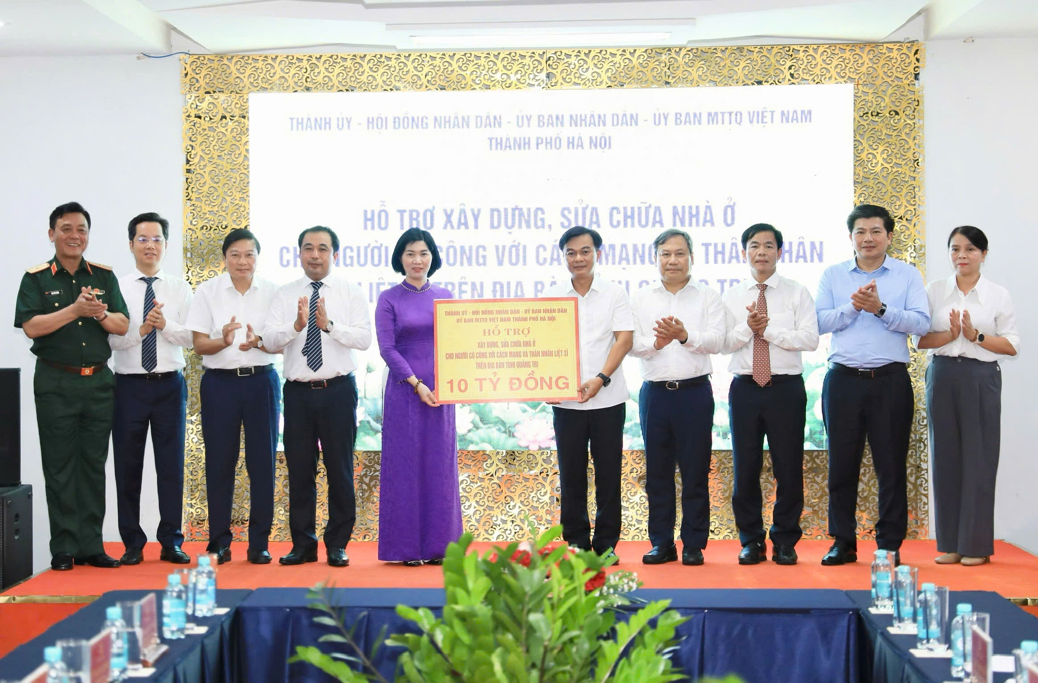 Đoàn đại biểu Thành ủy - HĐND - UBND - Ủy ban Mặt trận Tổ quốc Việt Nam thành phố Hà Nội trao hỗ trợ xây dựng, sửa chữa nhà ở cho người có công với cách mạng và thân nhân liệt sĩ tại tỉnh Quảng Trị. Ảnh: Quang Thái
