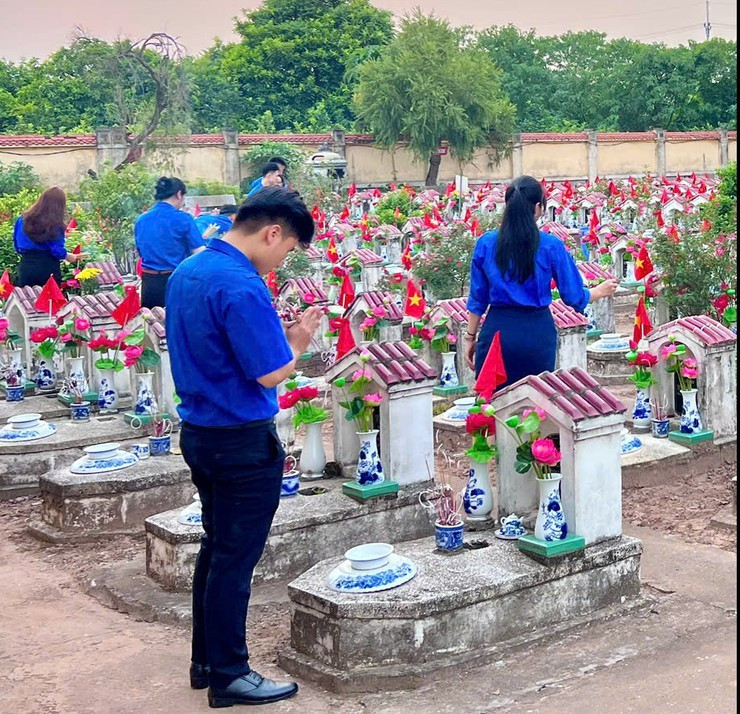 ttpvhcc-27-7-1-doan-vien-thanh-nien-chi-nhanh-so-6-thap-huong-tai-cac-mo-liet-si.-anh-my-duyen-.jpeg