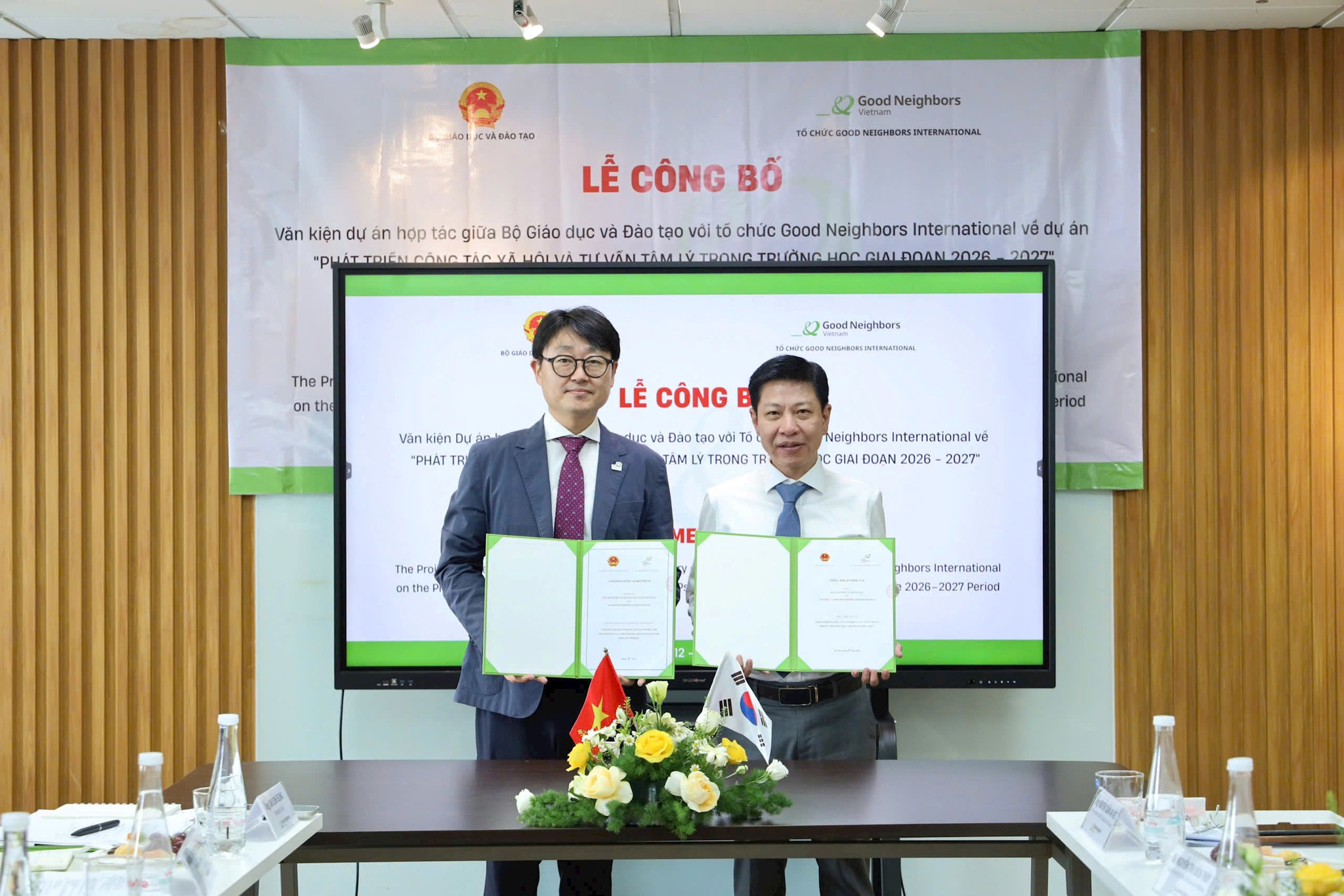 Đại diện Bộ Giáo dục và Đào tạo và Tổ chức Good Neighbors International (GNI) tại Việt Nam công bố Văn kiện Dự án. Ảnh: PV.