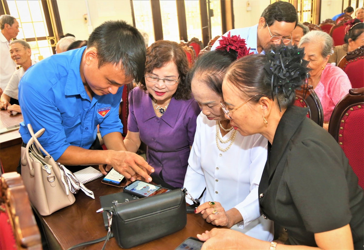2-doan-vien-thanh-nien-xa-dan-phuong-ho-tro-nguoi-cao-tuoi-thuc-hanh-ky-nang-so20260815125738.jpg