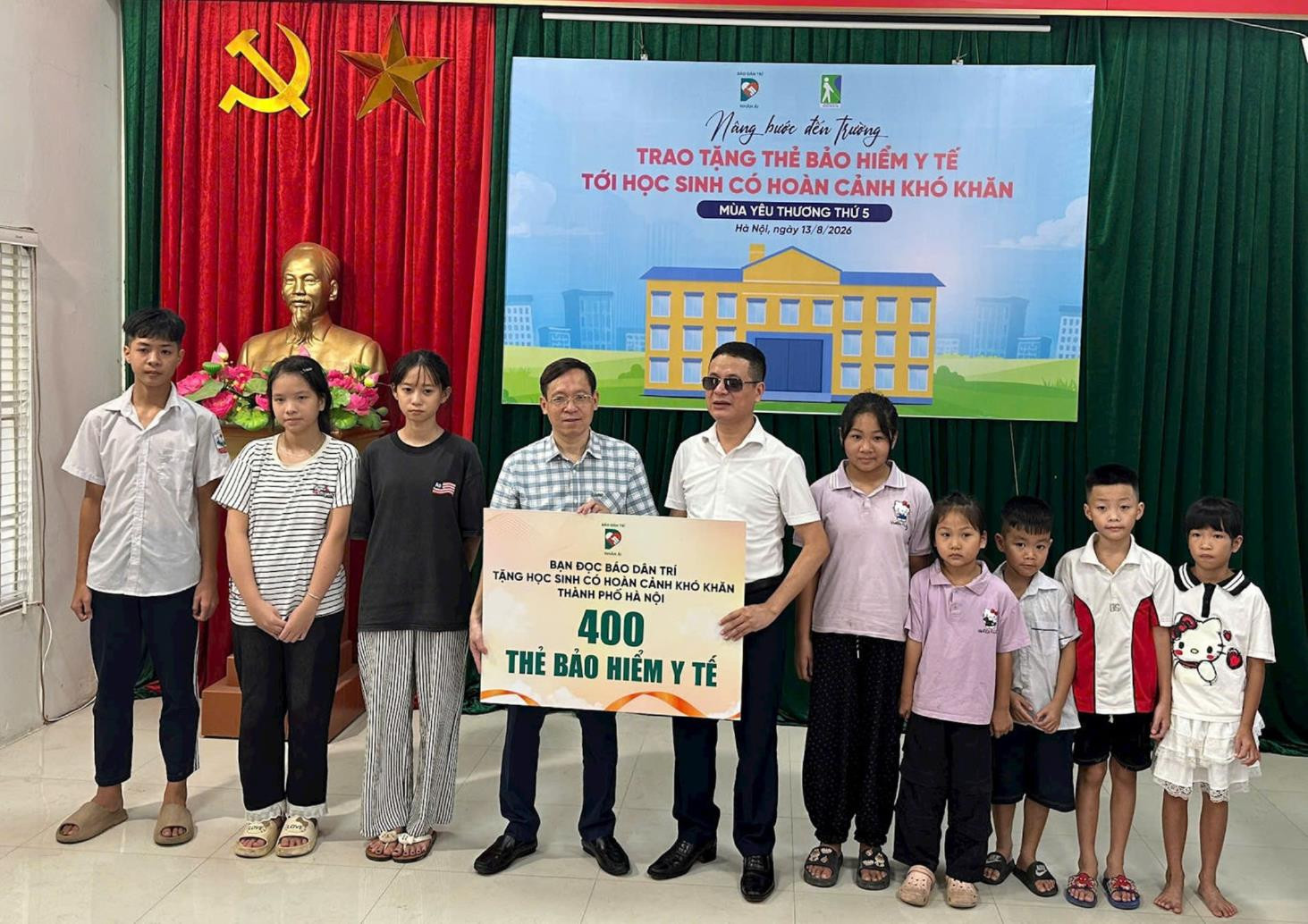 Trao 400 thẻ bảo hiểm y tế tặng con em hội viên khiếm thị