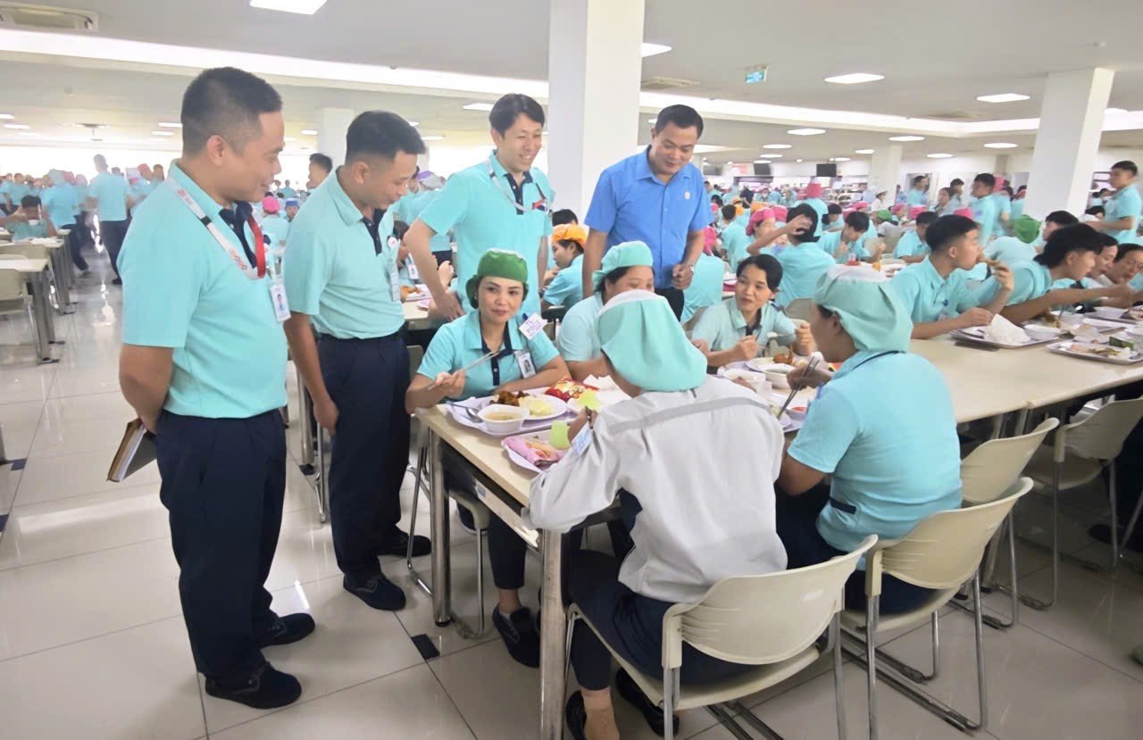 Chủ tịch Công đoàn các Khu công nghệ cao và Khu công nghiệp Hà Nội và ban lãnh đạo công ty thăm hỏi đời sống người lao động. Ảnh: Hải Hà