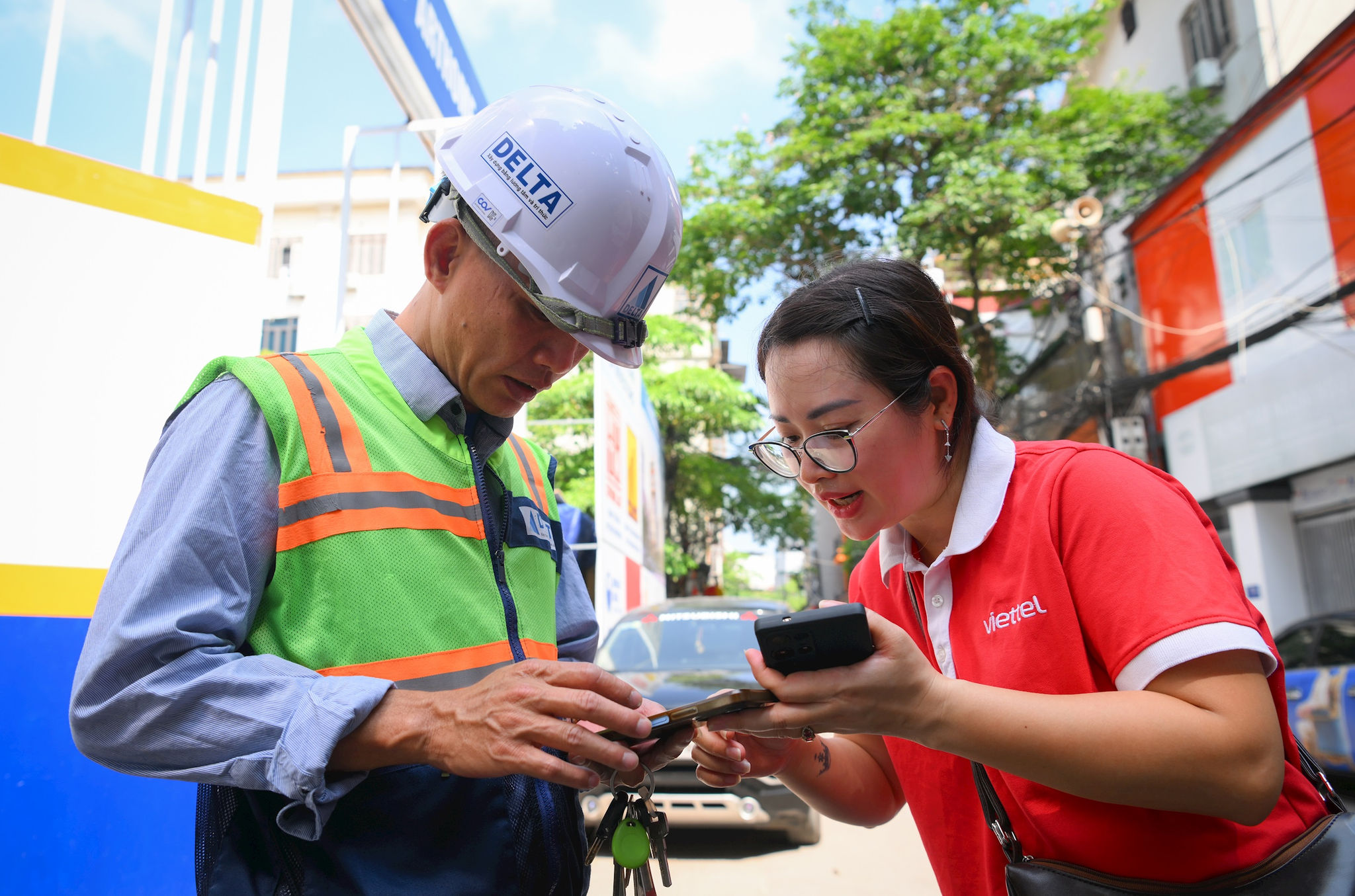 Với những khách hàng bận công việc, chưa thể ra cửa hàng xác thực, nhân viên Viettel đến tận nơi làm việc thực hiện xác thực thông tin, bảo đảm quyền lợi cho khách hàng. Ảnh: Cẩm Thuỷ