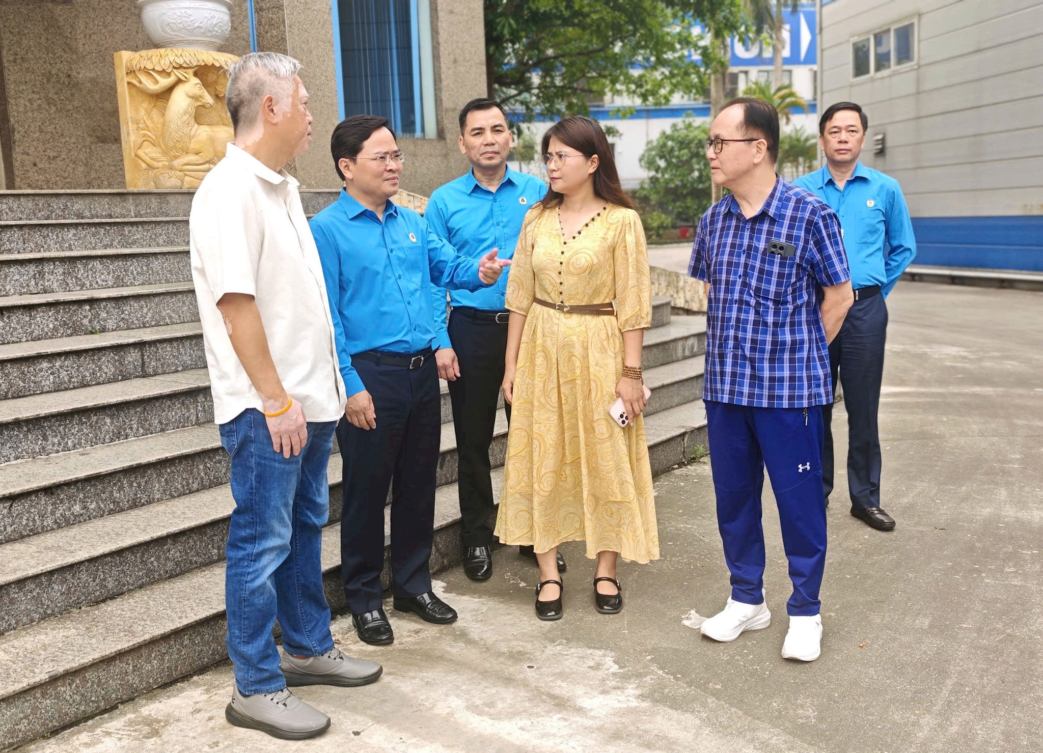 Giảm giờ làm: Không thể mãi cạnh tranh bằng sức người