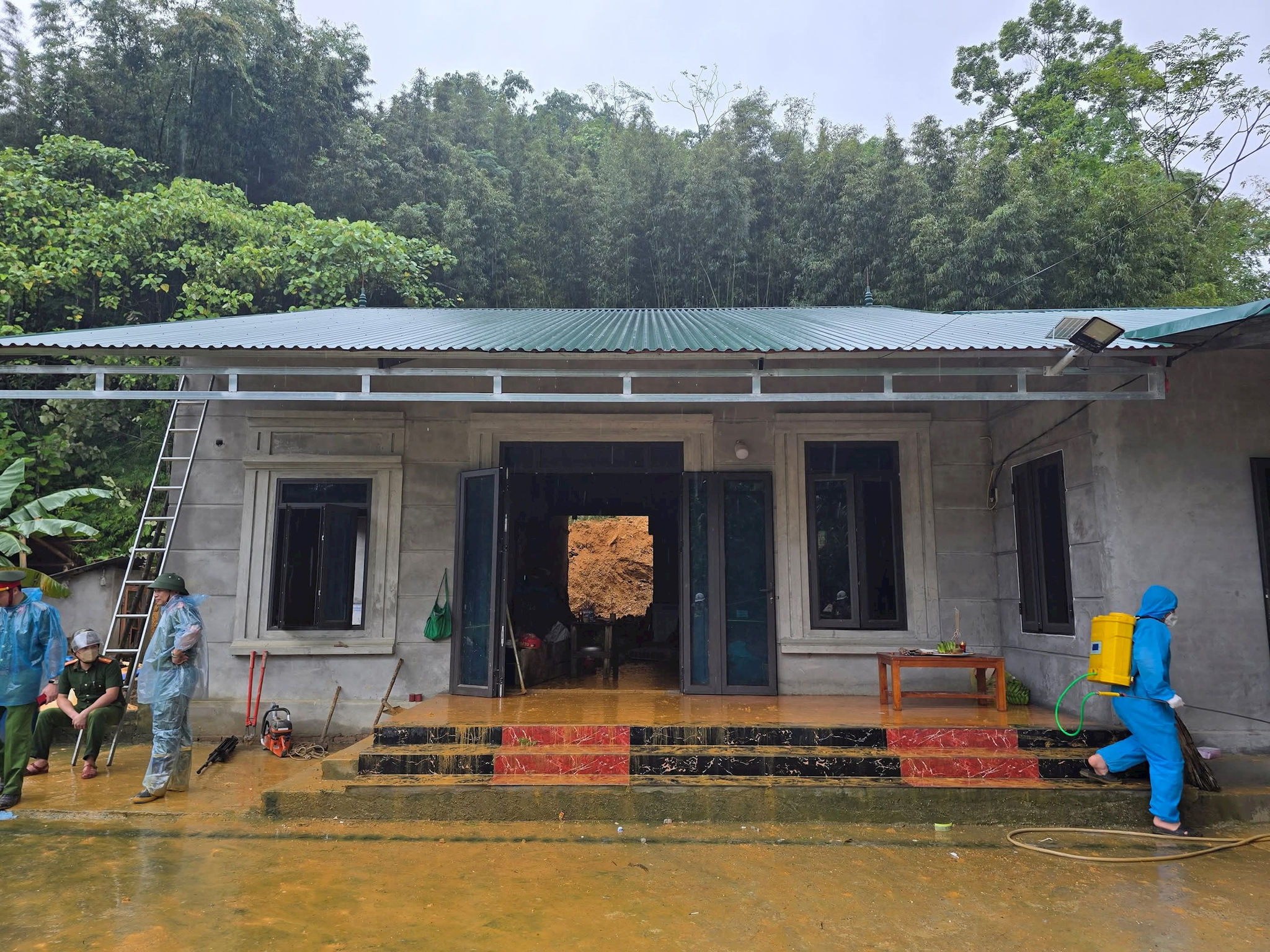 Hơn 16.000 nhà dân tại nhiều tỉnh bị ngập do mưa lũ kéo dài