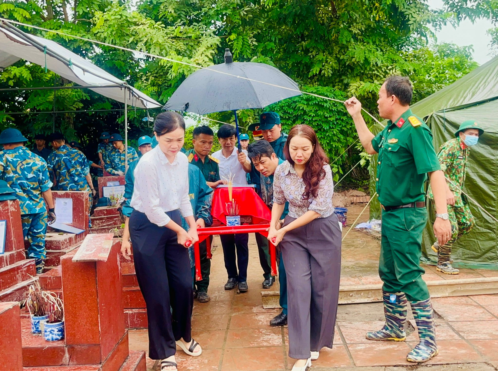 Cẩn trọng đưa hài cốt liệt sĩ về khu vực thực hiện lấy mẫu. Ảnh: Ánh Bình