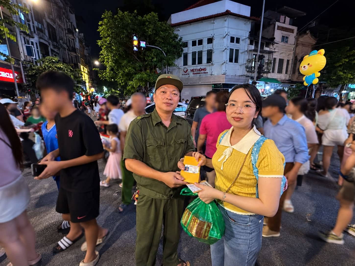 Kịp thời trao trả giấy tờ đánh rơi cho du khách tại chợ Trung thu phố cổ