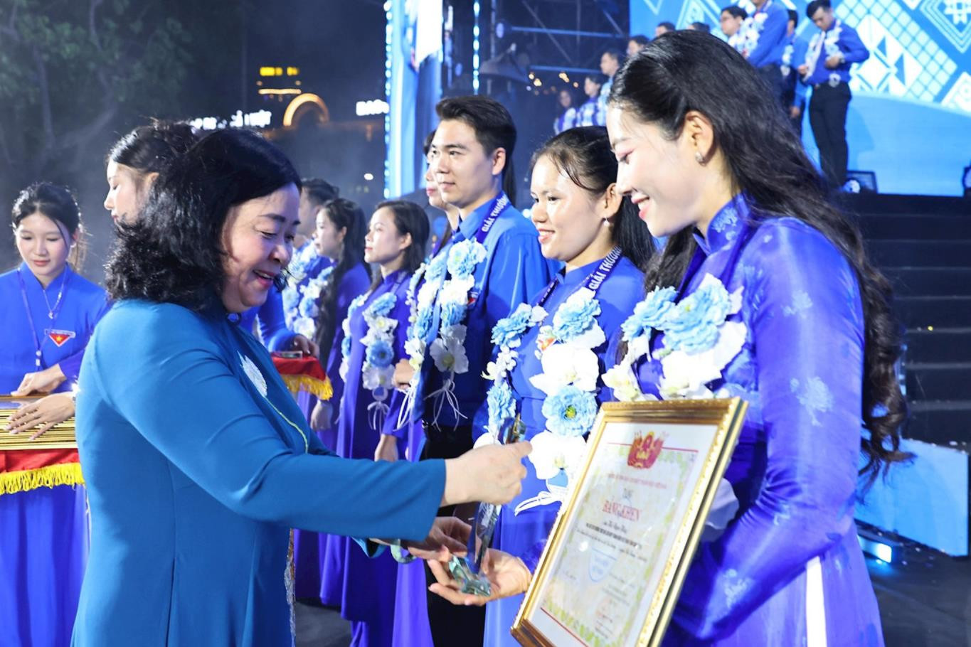 Hội Liên hiệp Thanh niên Việt Nam đón nhận Huân chương Lao động hạng Nhất
