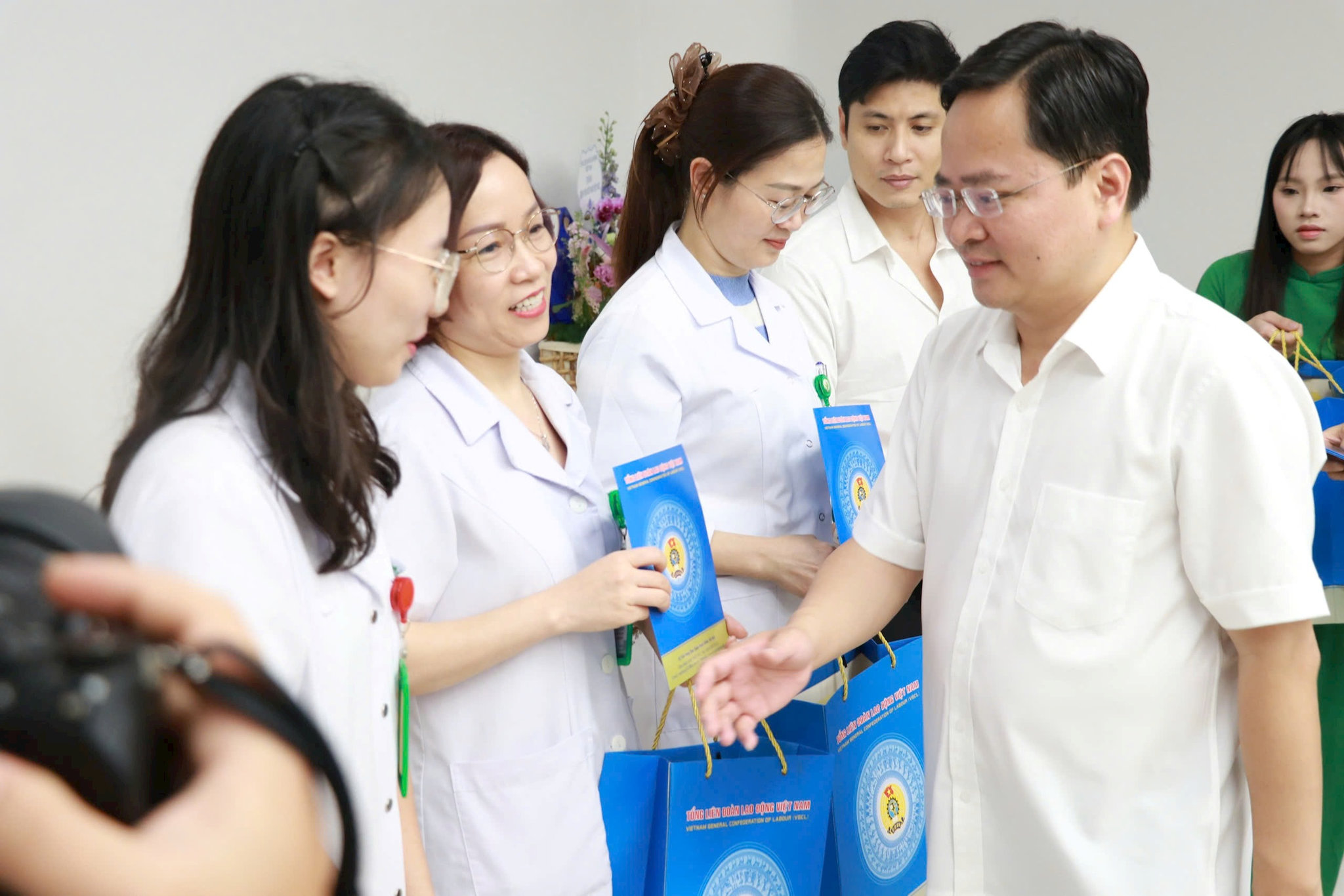 Công đoàn tiếp sức đội ngũ y tế vượt khó trong giai đoạn đầu vận hành