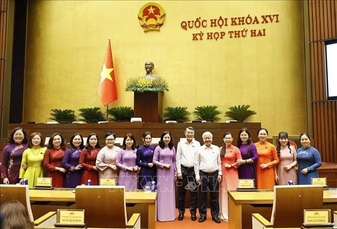 Thủ tướng Lê Minh Hưng với đại biểu. Ảnh: Doãn Tấn/TTXVN