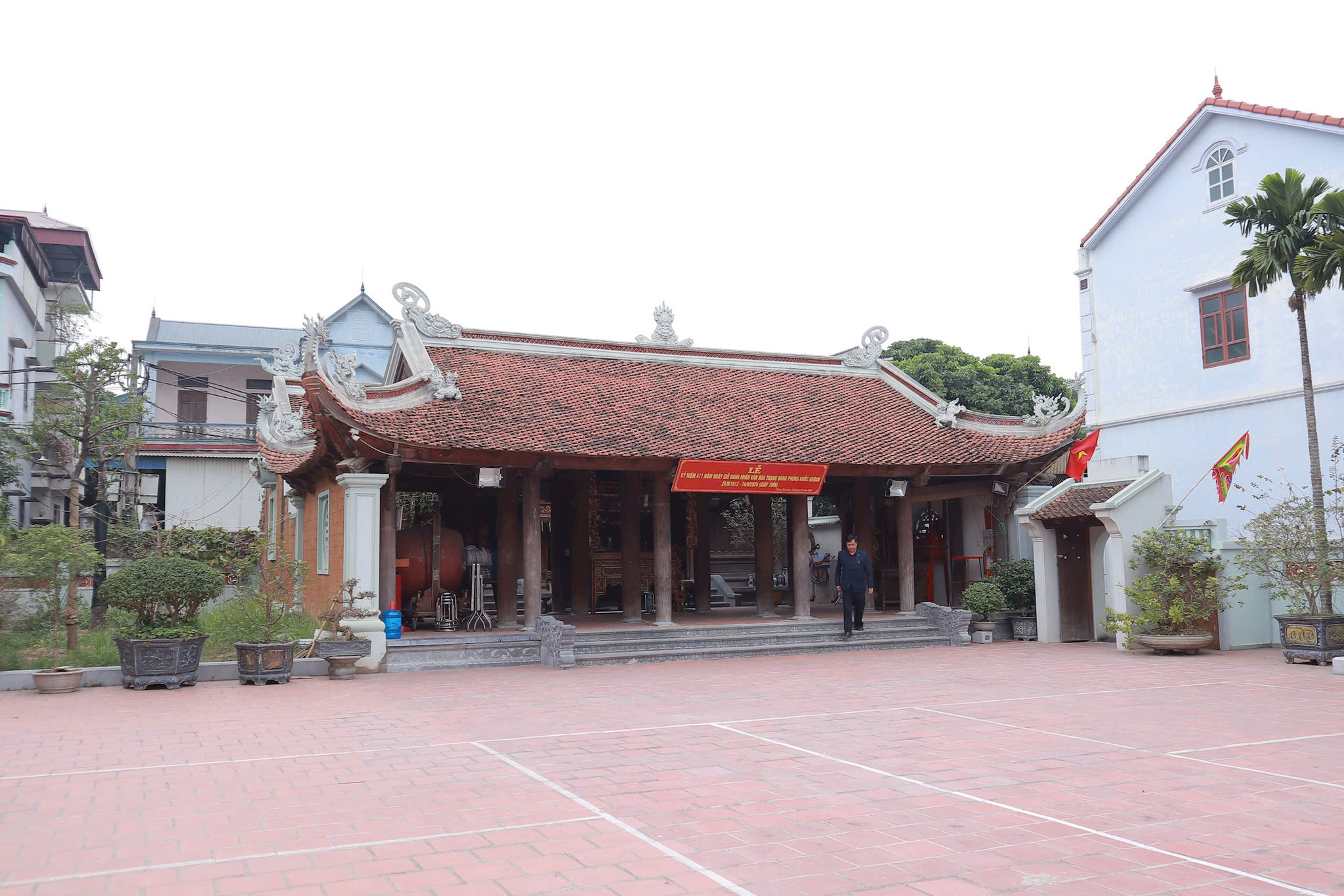 den-tho-trang-bung-phung-khac-khoan.jpg