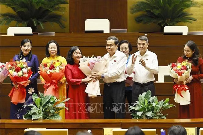 Chủ tịch Quốc hội Trần Thanh Mẫn và Thủ tướng Lê Minh Hưng tặng hoa chúc mừng các nữ đại biểu Quốc hội khoá XVI nhân Ngày phụ nữ Việt Nam 20/10. Ảnh: Doãn Tấn/TTXVN