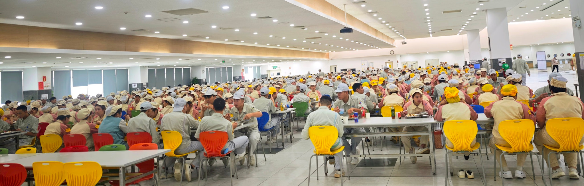 Bữa cơm Công Đoàn có sự tham gia của 4.000 công nhân lao động đang làm việc tại công ty. Ảnh: H Hà.