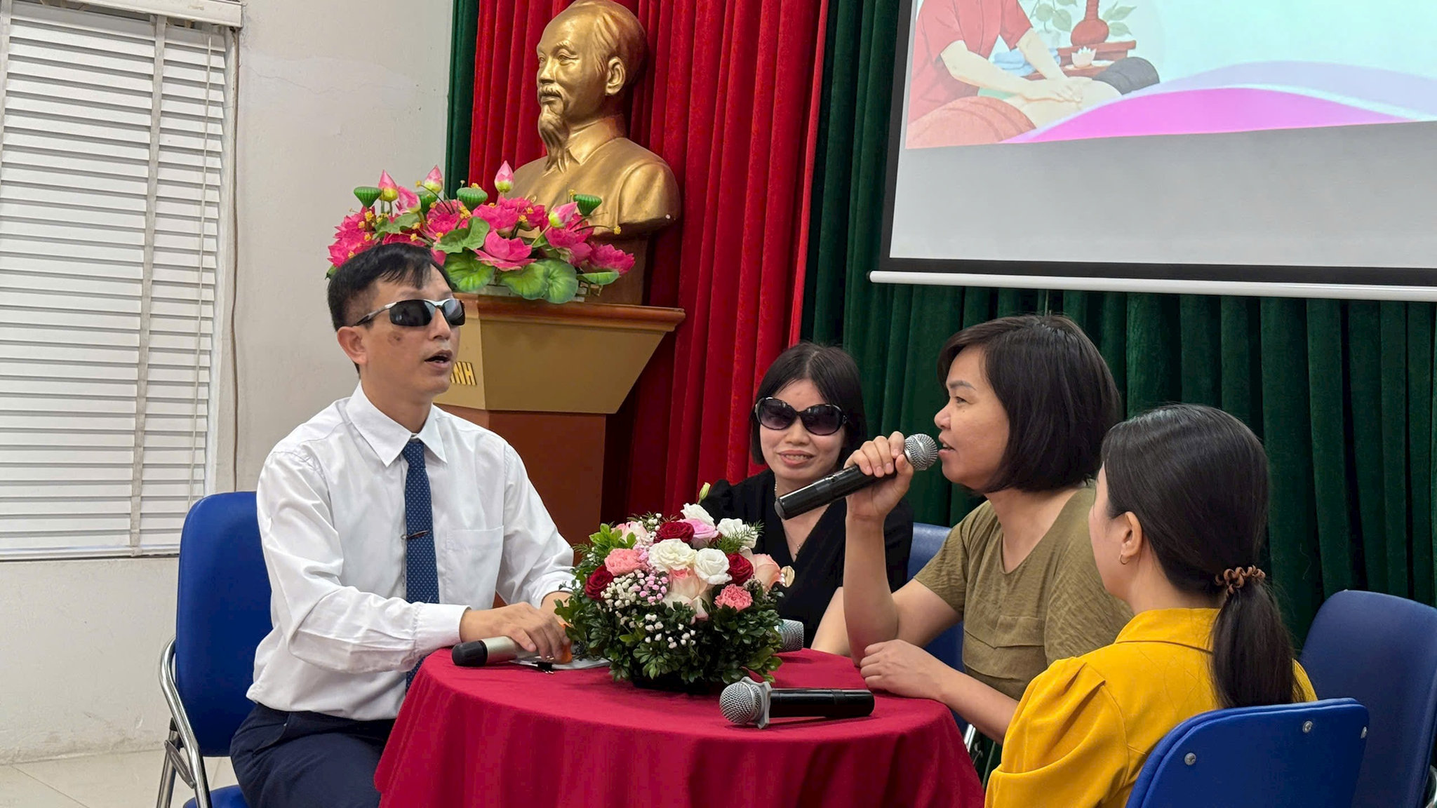 Bàn tay phụ nữ khiếm thị thắp sáng những mái ấm tin yêu