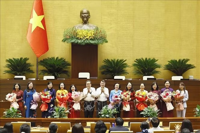 Chủ tịch Quốc hội Trần Thanh Mẫn và Thủ tướng Lê Minh Hưng tặng hoa chúc mừng các nữ đại biểu Quốc hội khoá XVI nhân Ngày phụ nữ Việt Nam 20/10. Ảnh: Doãn Tấn/TTXVN